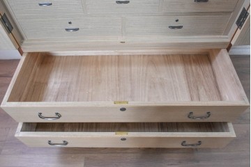 中古　美品　箪笥の松本　並厚　桑材の縁がアクセントを添える総桐箪笥　定価約100万円　(R-090867)