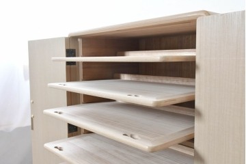 中古　伝統工芸士 田澤謙介作　多段の板盆を備えた端正な加茂桐帯箪笥　(R-090868)