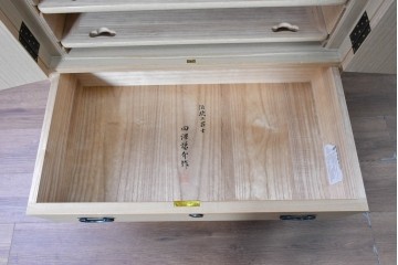 中古　伝統工芸士 田澤謙介作　多段の板盆を備えた端正な加茂桐帯箪笥　(R-090868)