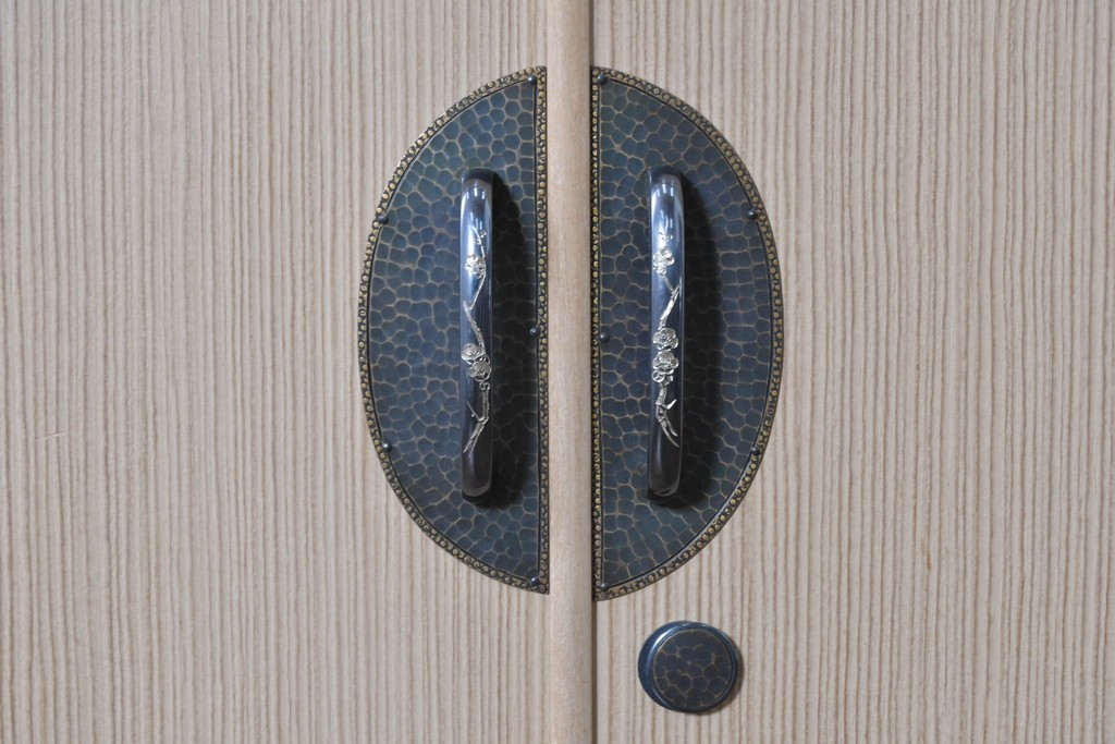 中古　伝統工芸士 田澤謙介作　多段の板盆を備えた端正な加茂桐帯箪笥　(R-090868)