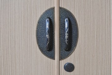 中古　伝統工芸士 田澤謙介作　多段の板盆を備えた端正な加茂桐帯箪笥　(R-090868)
