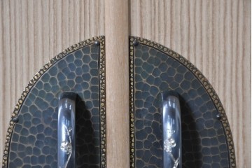 中古　伝統工芸士 田澤謙介作　多段の板盆を備えた端正な加茂桐帯箪笥　(R-090868)