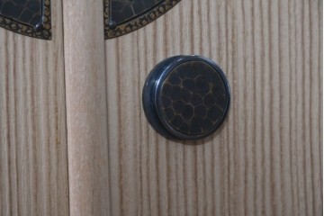 中古　伝統工芸士 田澤謙介作　多段の板盆を備えた端正な加茂桐帯箪笥　(R-090868)