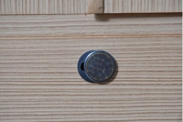 中古　伝統工芸士 田澤謙介作　多段の板盆を備えた端正な加茂桐帯箪笥　(R-090868)