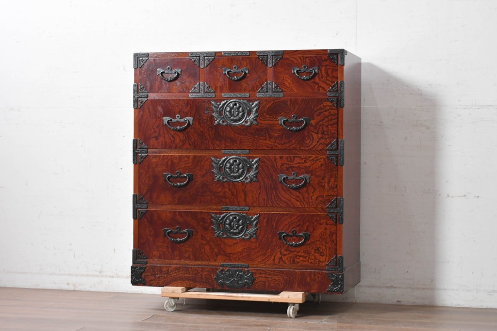 中古　美品　岩谷堂箪笥　牡丹(ぼたん)紋様の重厚な金具と美しい木目が映えるチェスト　(R-090873)