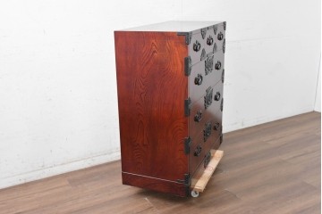 中古　美品　岩谷堂箪笥　牡丹(ぼたん)紋様の重厚な金具と美しい木目が映えるチェスト　(R-090873)