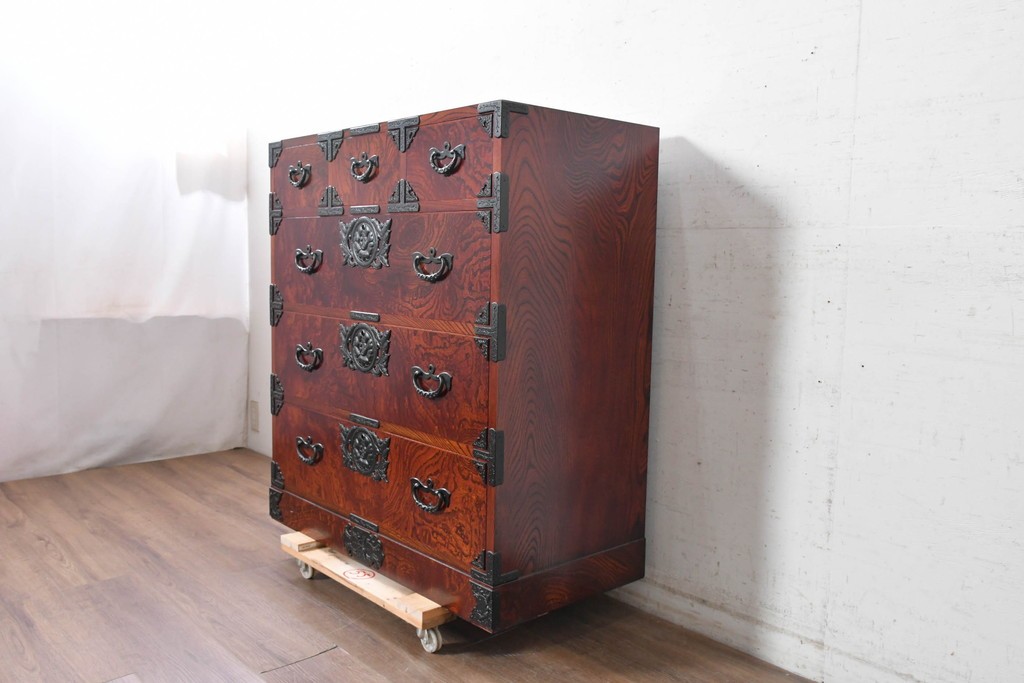 中古　美品　岩谷堂箪笥　牡丹(ぼたん)紋様の重厚な金具と美しい木目が映えるチェスト　(R-090873)