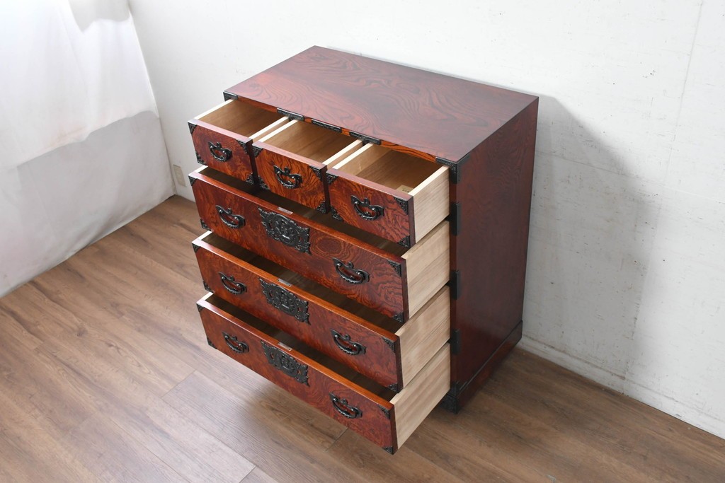 中古　美品　岩谷堂箪笥　牡丹(ぼたん)紋様の重厚な金具と美しい木目が映えるチェスト　(R-090873)
