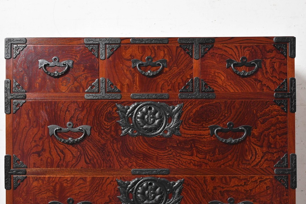 中古　美品　岩谷堂箪笥　牡丹(ぼたん)紋様の重厚な金具と美しい木目が映えるチェスト　(R-090873)