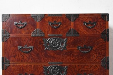 中古　美品　岩谷堂箪笥　牡丹(ぼたん)紋様の重厚な金具と美しい木目が映えるチェスト　(R-090873)