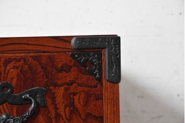中古　美品　岩谷堂箪笥　牡丹(ぼたん)紋様の重厚な金具と美しい木目が映えるチェスト　(R-090873)