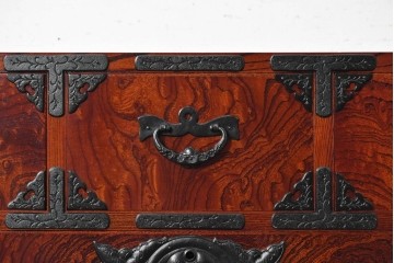 中古　美品　岩谷堂箪笥　牡丹(ぼたん)紋様の重厚な金具と美しい木目が映えるチェスト　(R-090873)