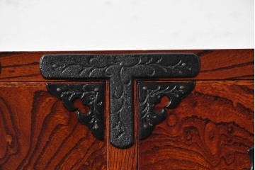 中古　美品　岩谷堂箪笥　牡丹(ぼたん)紋様の重厚な金具と美しい木目が映えるチェスト　(R-090873)