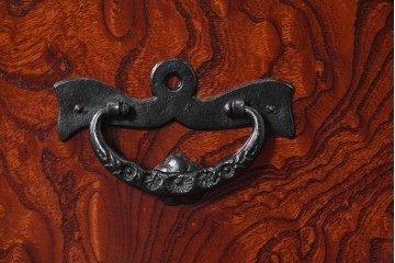 中古　美品　岩谷堂箪笥　牡丹(ぼたん)紋様の重厚な金具と美しい木目が映えるチェスト　(R-090873)