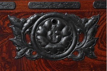 中古　美品　岩谷堂箪笥　牡丹(ぼたん)紋様の重厚な金具と美しい木目が映えるチェスト　(R-090873)