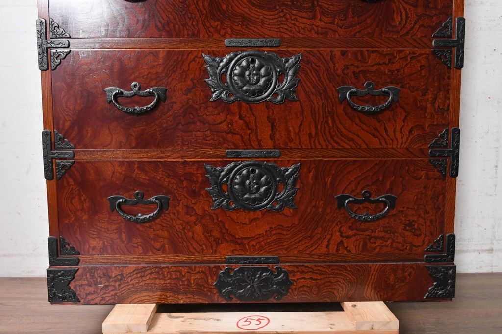 中古　美品　岩谷堂箪笥　牡丹(ぼたん)紋様の重厚な金具と美しい木目が映えるチェスト　(R-090873)