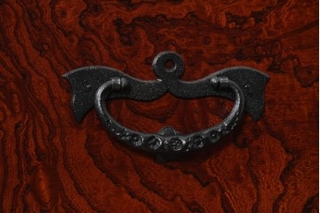 中古　美品　岩谷堂箪笥　牡丹(ぼたん)紋様の重厚な金具と美しい木目が映えるチェスト　(R-090873)