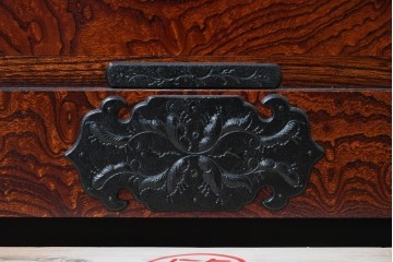 中古　美品　岩谷堂箪笥　牡丹(ぼたん)紋様の重厚な金具と美しい木目が映えるチェスト　(R-090873)