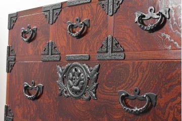 中古　美品　岩谷堂箪笥　牡丹(ぼたん)紋様の重厚な金具と美しい木目が映えるチェスト　(R-090873)