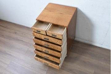 中古　美品　江戸指物の逸品!　前面タモ材　漆塗り　引き出し7杯　杢目の表情が際立つ小ぶりなチェスト　定価約60万円　(R-090874)