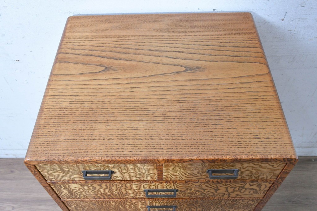 中古　美品　江戸指物の逸品!　前面タモ材　漆塗り　引き出し7杯　杢目の表情が際立つ小ぶりなチェスト　定価約60万円　(R-090874)
