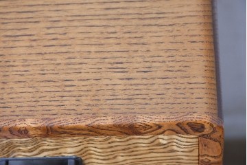 中古　美品　江戸指物の逸品!　前面タモ材　漆塗り　引き出し7杯　杢目の表情が際立つ小ぶりなチェスト　定価約60万円　(R-090874)
