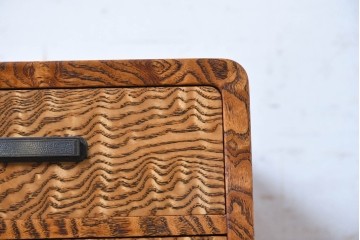 中古　美品　江戸指物の逸品!　前面タモ材　漆塗り　引き出し7杯　杢目の表情が際立つ小ぶりなチェスト　定価約60万円　(R-090874)