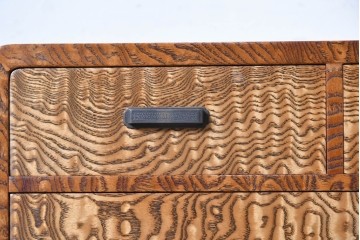 中古　美品　江戸指物の逸品!　前面タモ材　漆塗り　引き出し7杯　杢目の表情が際立つ小ぶりなチェスト　定価約60万円　(R-090874)