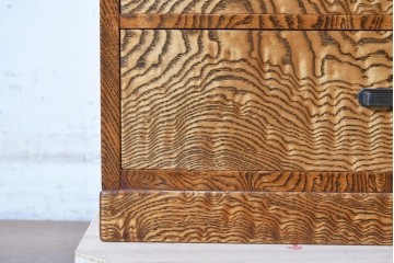 中古　美品　江戸指物の逸品!　前面タモ材　漆塗り　引き出し7杯　杢目の表情が際立つ小ぶりなチェスト　定価約60万円　(R-090874)
