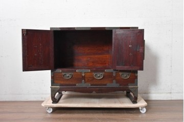 韓国ヴィンテージ　良品　李朝家具　1970年頃　真鍮金具が美しい作りのいい重厚なキャビネット　(R-090875)