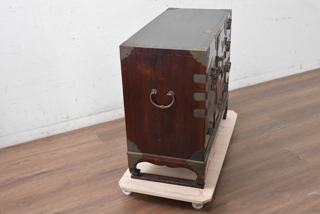 韓国ヴィンテージ　良品　李朝家具　1970年頃　真鍮金具が美しい作りのいい重厚なキャビネット　(R-090875)