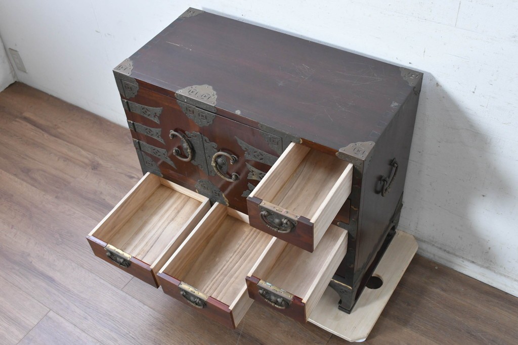韓国ヴィンテージ　良品　李朝家具　1970年頃　真鍮金具が美しい作りのいい重厚なキャビネット　(R-090875)