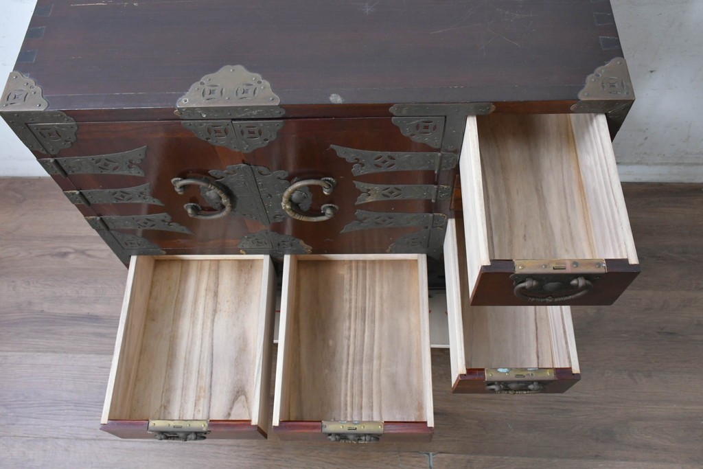 韓国ヴィンテージ　良品　李朝家具　1970年頃　真鍮金具が美しい作りのいい重厚なキャビネット　(R-090875)