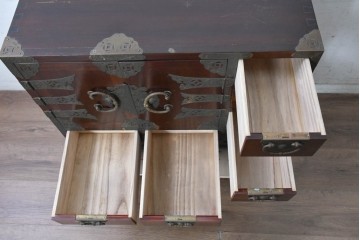 韓国ヴィンテージ　良品　李朝家具　1970年頃　真鍮金具が美しい作りのいい重厚なキャビネット　(R-090875)