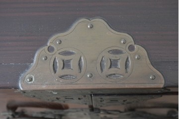 韓国ヴィンテージ　良品　李朝家具　1970年頃　真鍮金具が美しい作りのいい重厚なキャビネット　(R-090875)