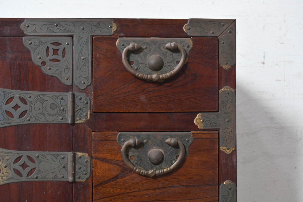 韓国ヴィンテージ　良品　李朝家具　1970年頃　真鍮金具が美しい作りのいい重厚なキャビネット　(R-090875)