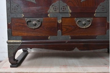 韓国ヴィンテージ　良品　李朝家具　1970年頃　真鍮金具が美しい作りのいい重厚なキャビネット　(R-090875)
