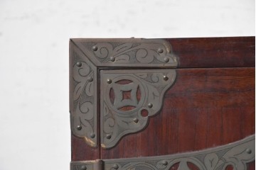 韓国ヴィンテージ　良品　李朝家具　1970年頃　真鍮金具が美しい作りのいい重厚なキャビネット　(R-090875)