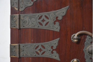 韓国ヴィンテージ　良品　李朝家具　1970年頃　真鍮金具が美しい作りのいい重厚なキャビネット　(R-090875)