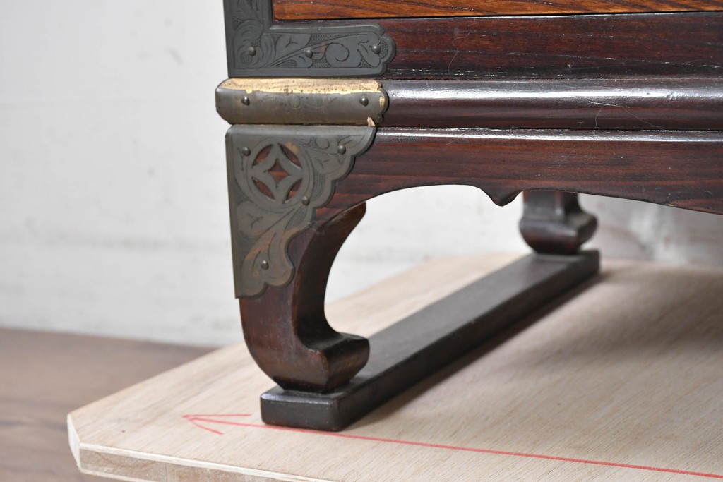 韓国ヴィンテージ　良品　李朝家具　1970年頃　真鍮金具が美しい作りのいい重厚なキャビネット　(R-090875)