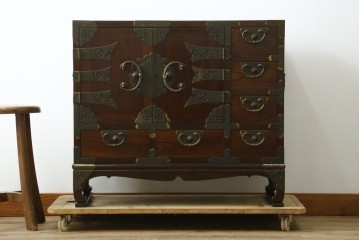 韓国ヴィンテージ　良品　李朝家具　1970年頃　真鍮金具が美しい作りのいい重厚なキャビネット　(R-090875)