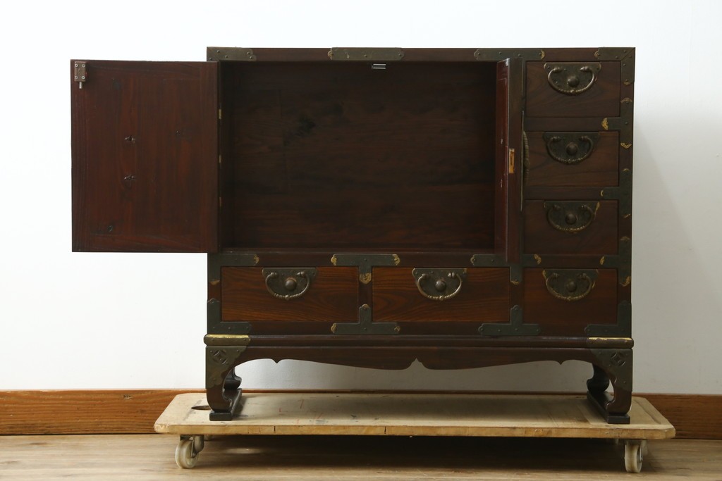 韓国ヴィンテージ　良品　李朝家具　1970年頃　真鍮金具が美しい作りのいい重厚なキャビネット　(R-090875)