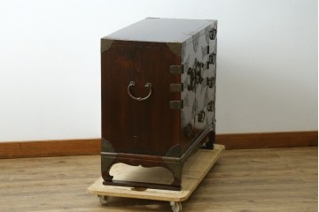 韓国ヴィンテージ　良品　李朝家具　1970年頃　真鍮金具が美しい作りのいい重厚なキャビネット　(R-090875)