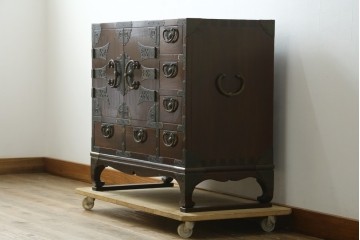 韓国ヴィンテージ　良品　李朝家具　1970年頃　真鍮金具が美しい作りのいい重厚なキャビネット　(R-090875)