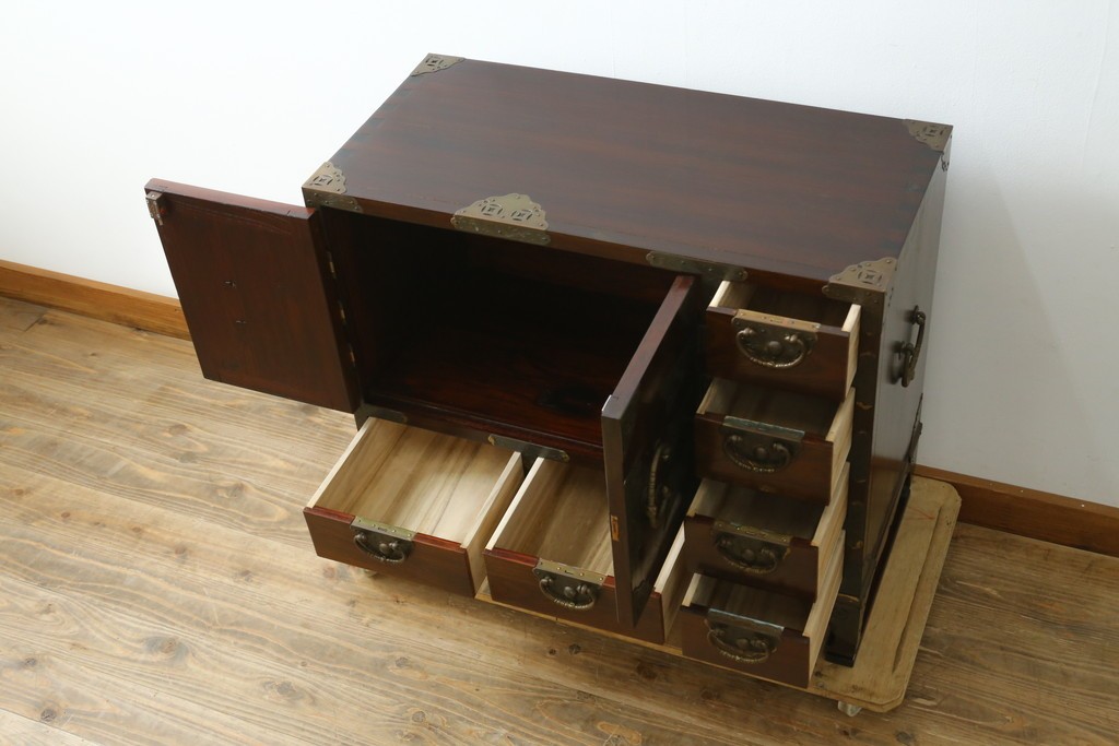 韓国ヴィンテージ　良品　李朝家具　1970年頃　真鍮金具が美しい作りのいい重厚なキャビネット　(R-090875)