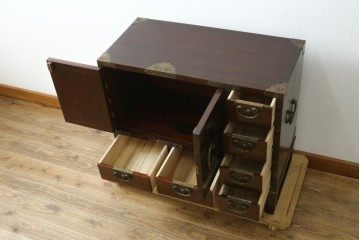 韓国ヴィンテージ　良品　李朝家具　1970年頃　真鍮金具が美しい作りのいい重厚なキャビネット　(R-090875)