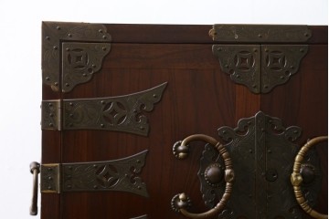 韓国ヴィンテージ　良品　李朝家具　1970年頃　真鍮金具が美しい作りのいい重厚なキャビネット　(R-090875)