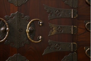 韓国ヴィンテージ　良品　李朝家具　1970年頃　真鍮金具が美しい作りのいい重厚なキャビネット　(R-090875)