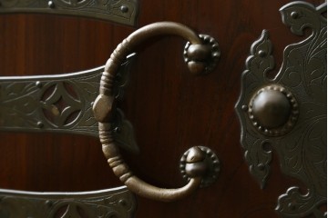 韓国ヴィンテージ　良品　李朝家具　1970年頃　真鍮金具が美しい作りのいい重厚なキャビネット　(R-090875)