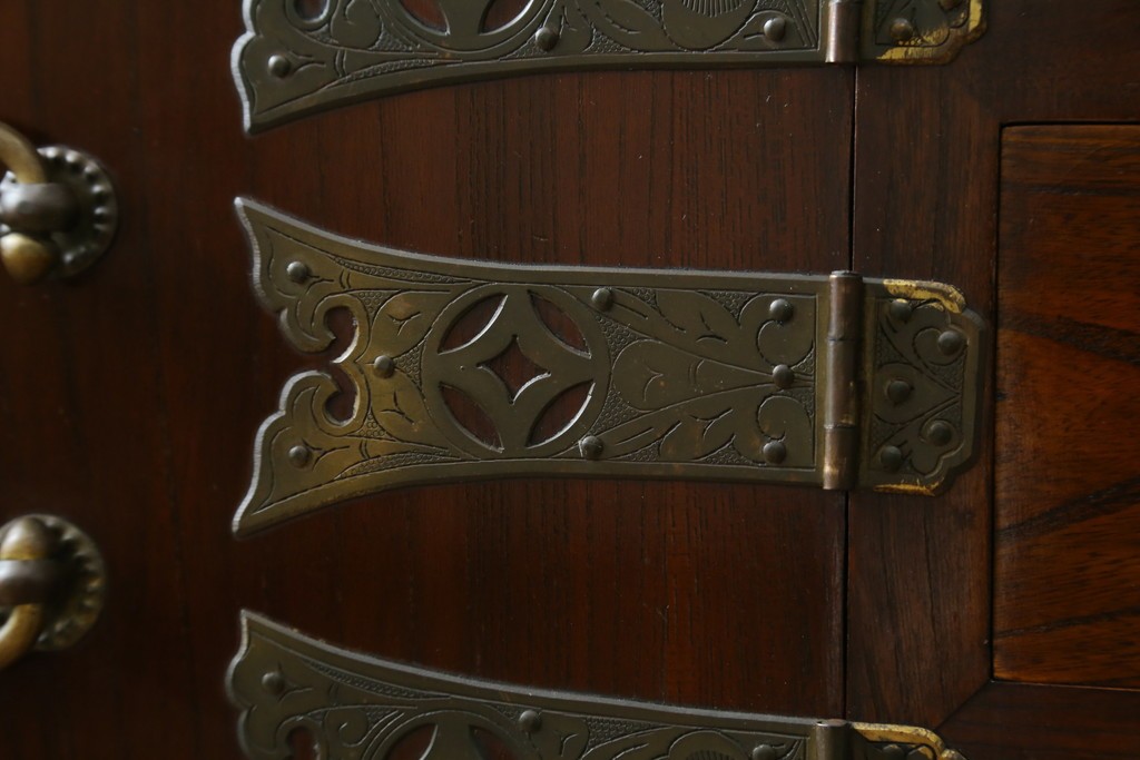 韓国ヴィンテージ　良品　李朝家具　1970年頃　真鍮金具が美しい作りのいい重厚なキャビネット　(R-090875)
